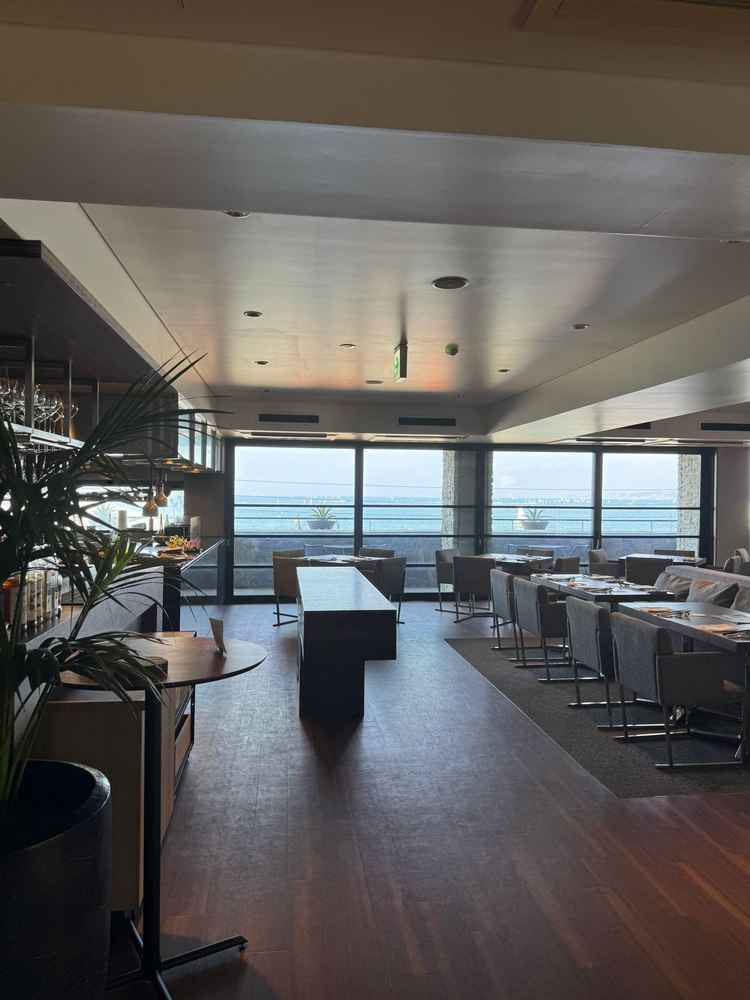 1階の待合室になる空間は、普段はレストランとして使われている為、オープンキッチンも楽しめる空間でした