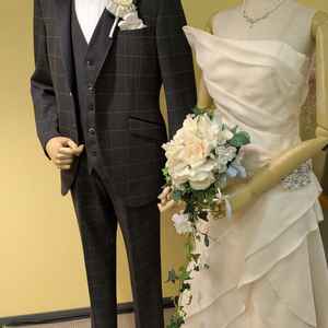 新郎新婦の服装のイメージ。前回説明受けた会場はこれがなかったので、今回はイメージが付きやすかった