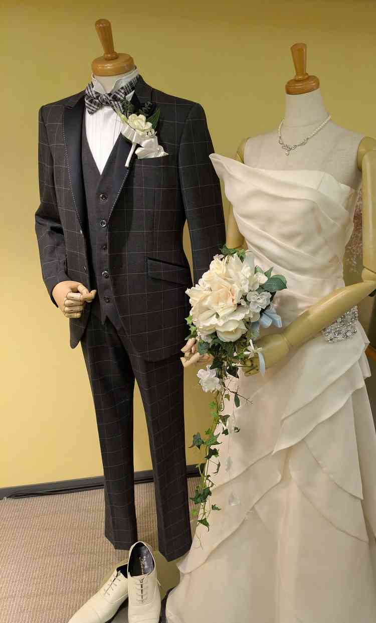 新郎新婦の服装のイメージ。前回説明受けた会場はこれがなかったので、今回はイメージが付きやすかった