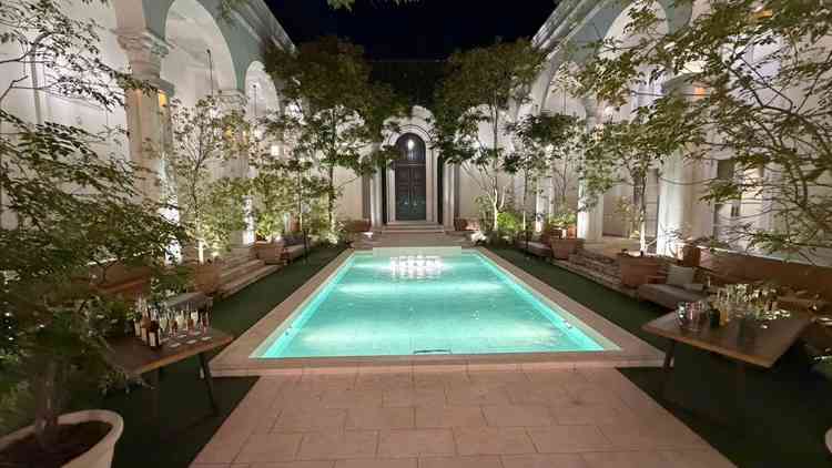 披露宴会場とチャペルの間にあるプール