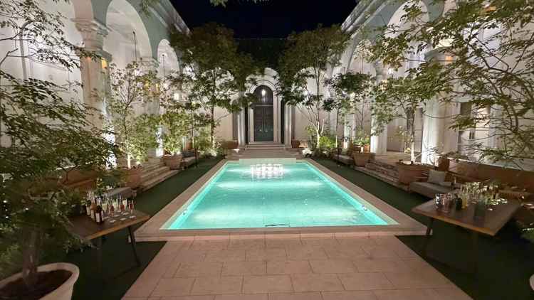 披露宴会場とチャペルの間にあるプール