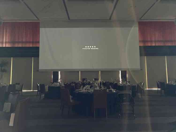 大スクリーンのある披露宴会場