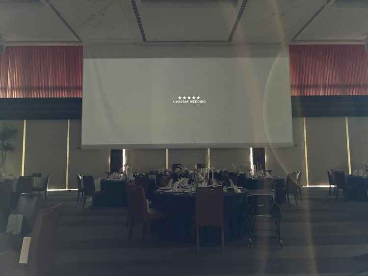 大スクリーンのある披露宴会場