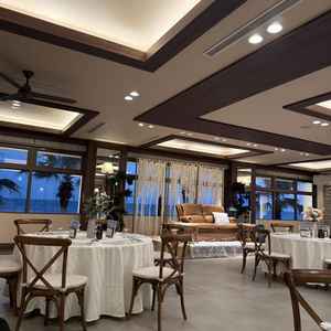 大きな窓から海が見える披露宴会場で、開放感のある空間でした。