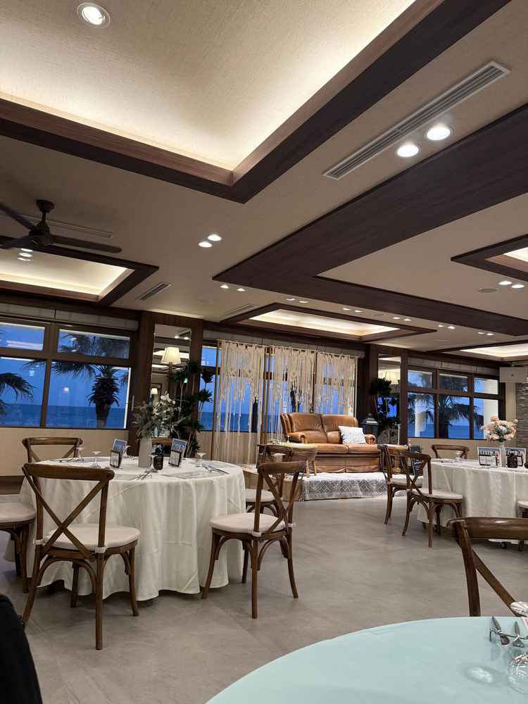 大きな窓から海が見える披露宴会場で、開放感のある空間でした。