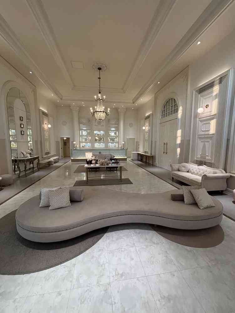 白い方のロビー