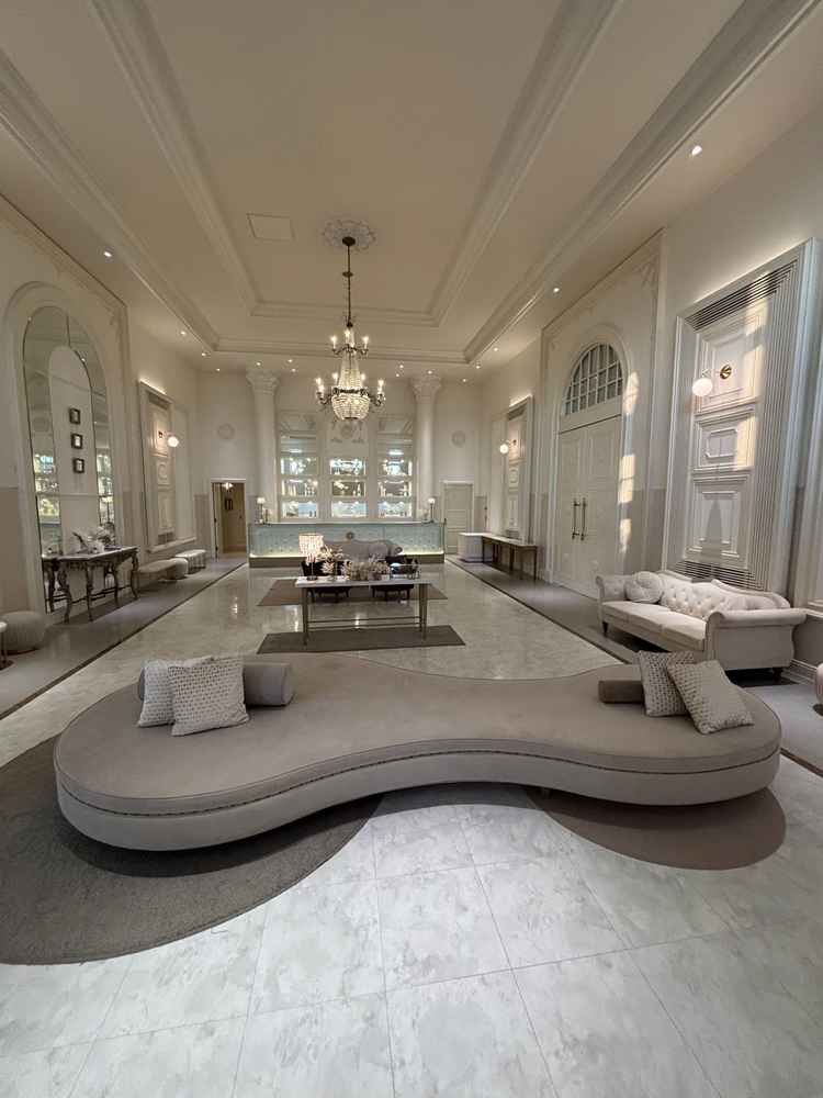 白い方のロビー