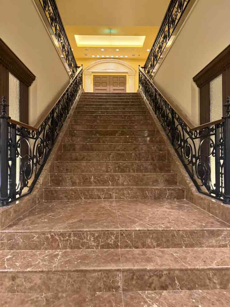 チャペルまでの階段。ドレスが映えるようにブラウンベースとの事でした。