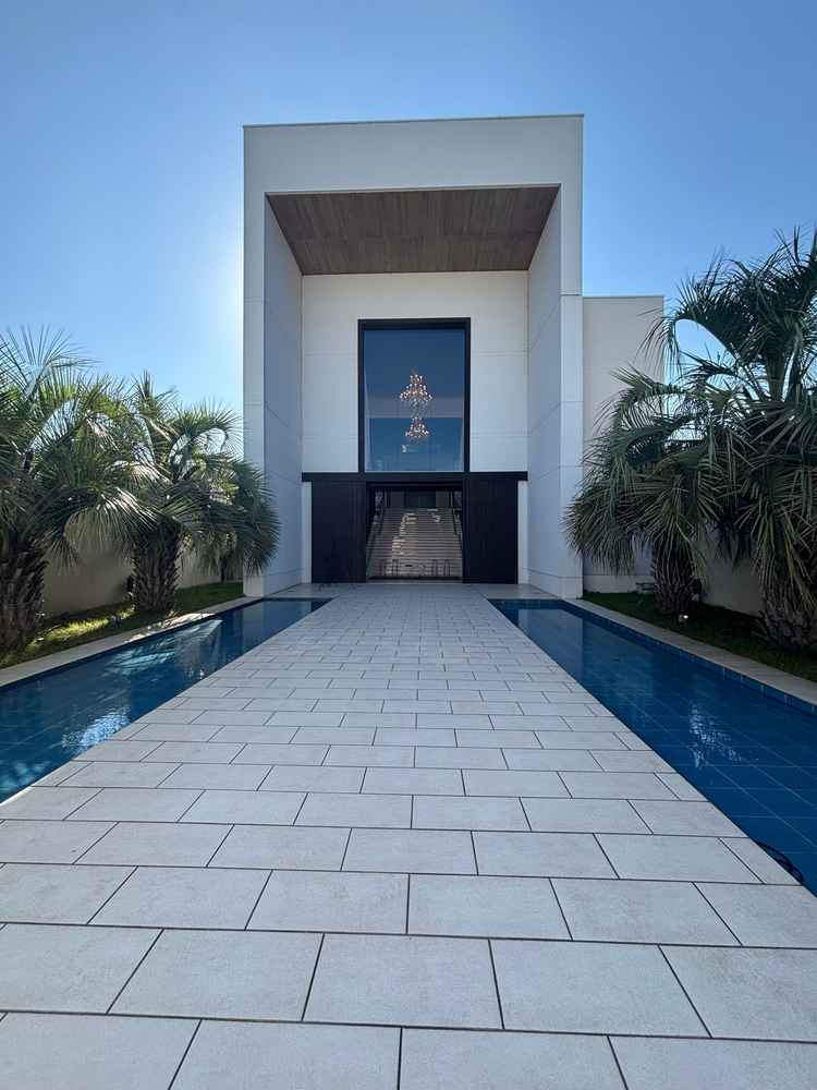 チャペル外観の写真。周りに邪魔がなく、空が綺麗に見えて良い。