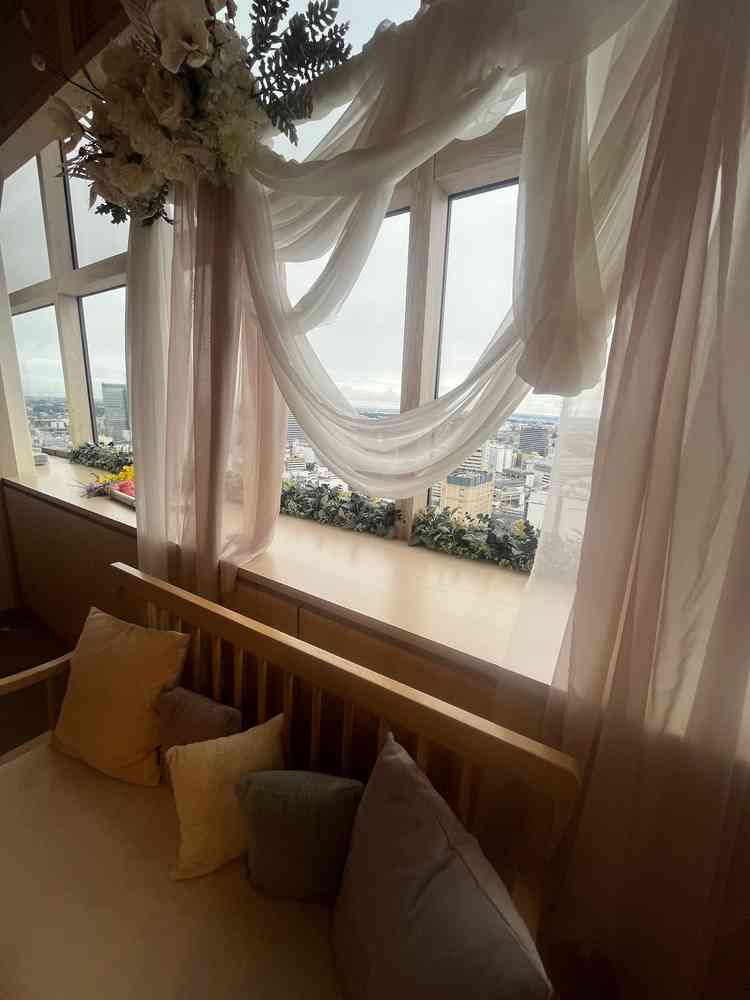 装飾がとてもオシャレで、新郎新婦がソファに座るというのも堅苦しいさがなくアットホーム感を感じれました