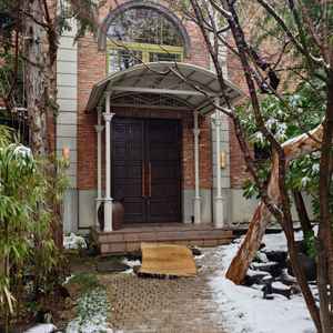 チャペル外観の写真。建物内から一度お庭にでて、チャペルへ向かいました。