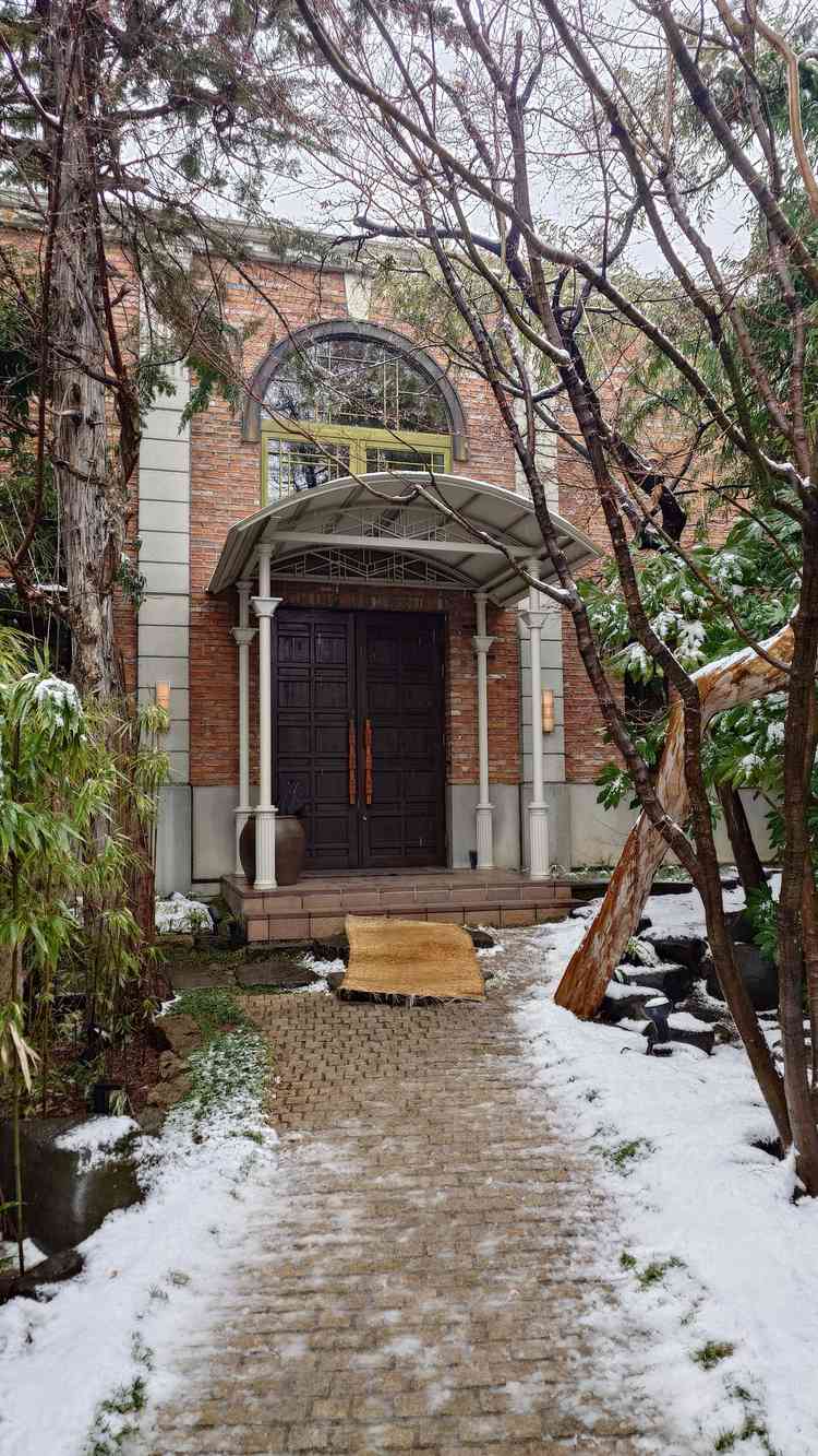 チャペル外観の写真。建物内から一度お庭にでて、チャペルへ向かいました。