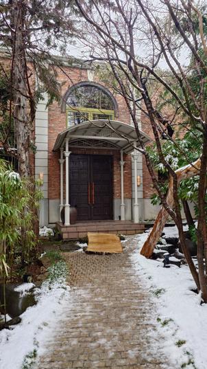 チャペル外観の写真。建物内から一度お庭にでて、チャペルへ向かいました。