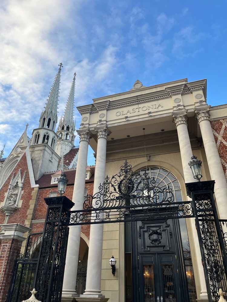 式場の入口写真。たくさんのスタッフが出迎えてくれました。建物全体がお城のような外観で可愛いかった。