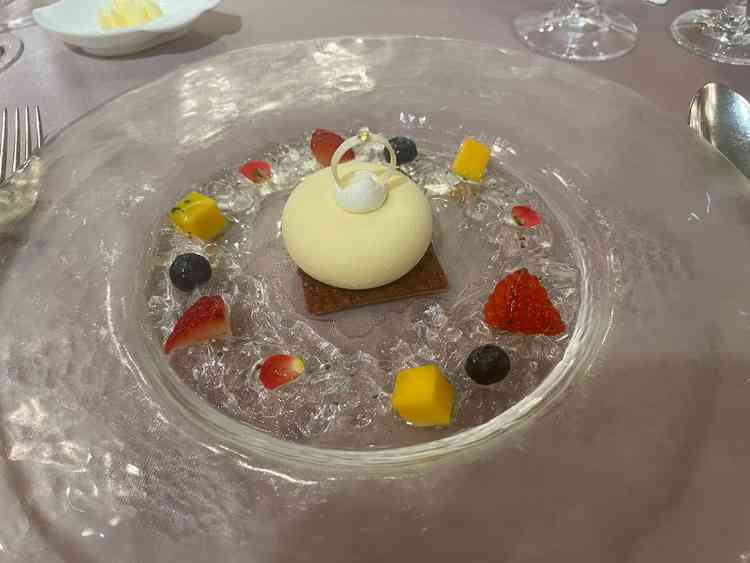 デザート。甘すぎず軽いためお腹いっぱいでもいただくことができる。