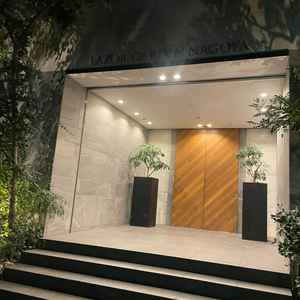 外観が夜でも雰囲気よく高級感ある印象