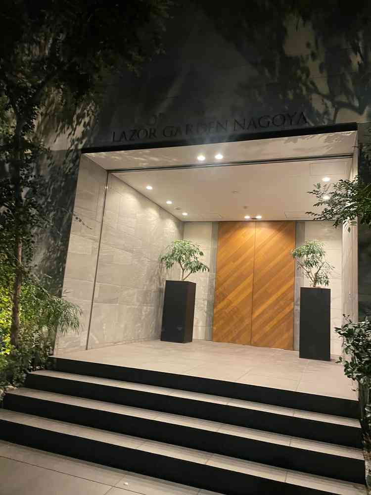 外観が夜でも雰囲気よく高級感ある印象