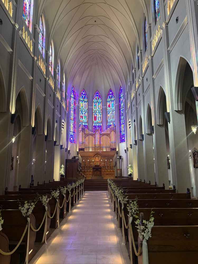 大聖堂。天井も高く、バージンロードも長いので、ドレスが綺麗に見えると感じた。