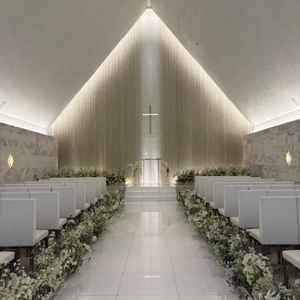 正面にあるスワロフスキーの輝きとライトによって煌びやかな雰囲気です