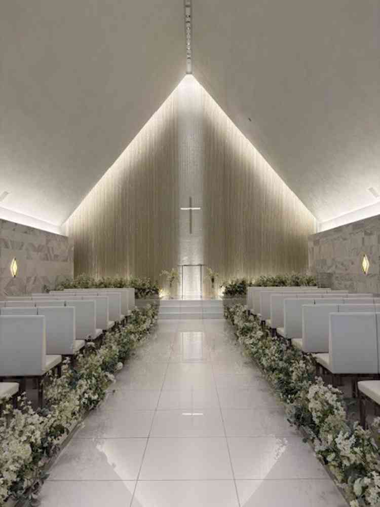 正面にあるスワロフスキーの輝きとライトによって煌びやかな雰囲気です