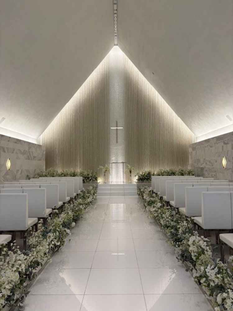 正面にあるスワロフスキーの輝きとライトによって煌びやかな雰囲気です