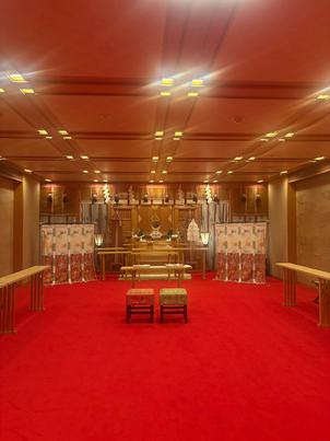 絨毯が真っ赤でとても神聖な場所だなと感じました。伊勢神宮と同じ神様を祀っている点にもとても惹かれた。