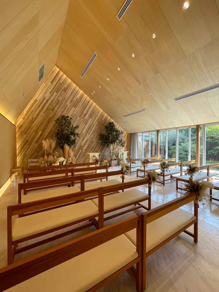 木の温もりを感じるチャペルでした。