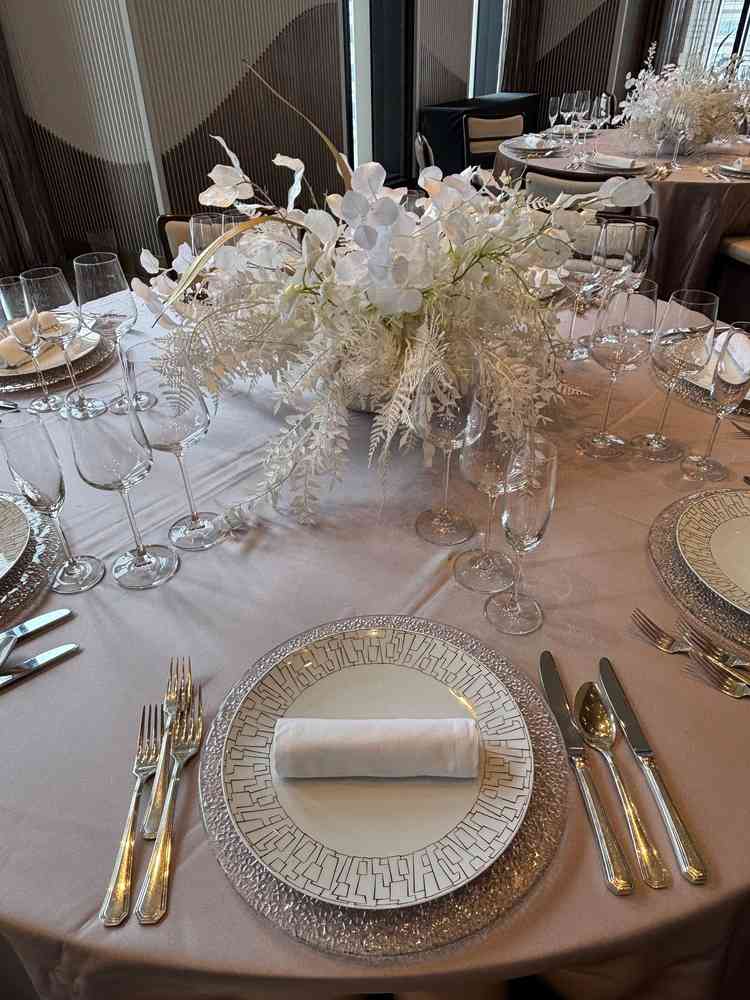 花は専属のデザイナーさんが付いてくれるようで、おしゃれに仕上げてくださるそうです。