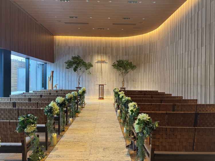 木風のタイルがカーブした壁と、レザーのベンチが素敵です