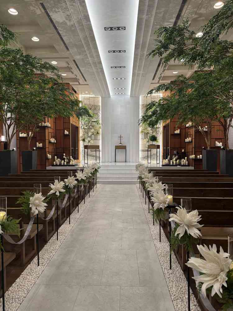 表参道のけやき並木をイメージしたチャペルはどの角度から撮影しても緑が入ったりとこだわりを感じました。