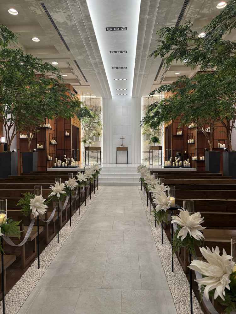 表参道のけやき並木をイメージしたチャペルはどの角度から撮影しても緑が入ったりとこだわりを感じました。