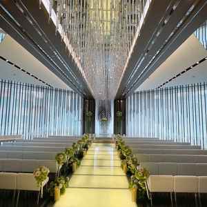 挙式会場です。ひし形の会場で開放感があり、天井の装飾と外からの自然光がとても美しいです。