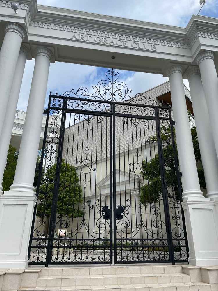 【入り口】　大きな門が印象的。駐車場からBGMをかけることができて、入る前からワクワクする