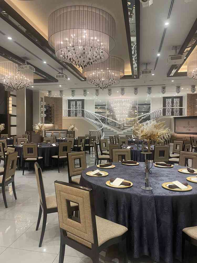 豪華な階段のある披露宴会場は、広々としていてオープンキッチンやバーもついていました。