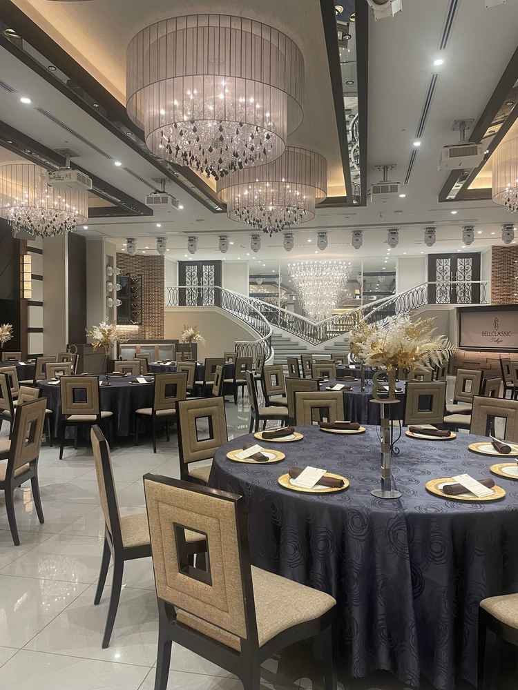 豪華な階段のある披露宴会場は、広々としていてオープンキッチンやバーもついていました。