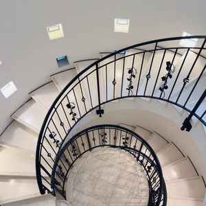 披露宴会場には綺麗な螺旋階段があり、写真が撮れるスポットがたくさんあった。