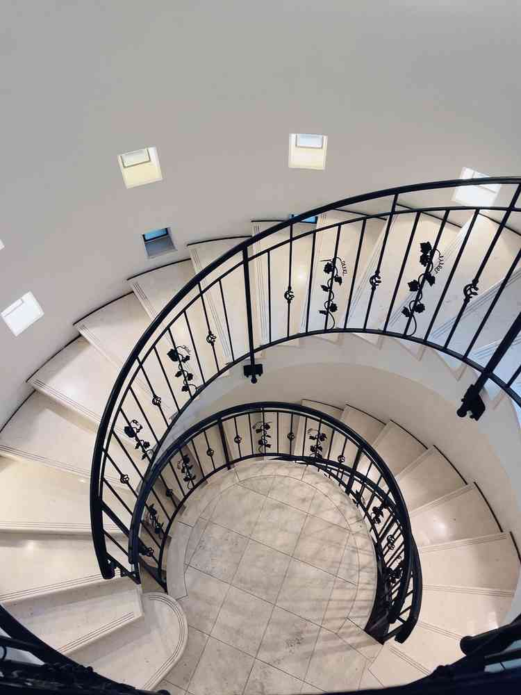 披露宴会場には綺麗な螺旋階段があり、写真が撮れるスポットがたくさんあった。