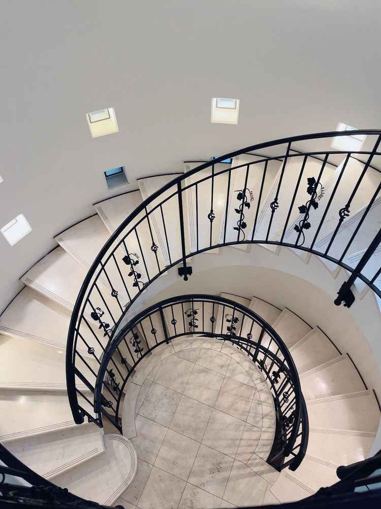 披露宴会場には綺麗な螺旋階段があり、写真が撮れるスポットがたくさんあった。