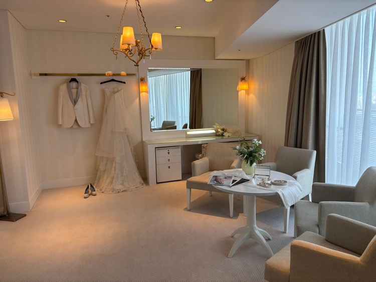 宿泊の部屋の隣に着替え＆待機部屋があり、当日着用のドレスを式前後も部屋に飾って下さるそうです。
