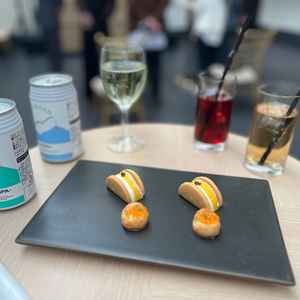 待合のドリンクの種類が豊富、フィンガーフードがお洒落で美味しい