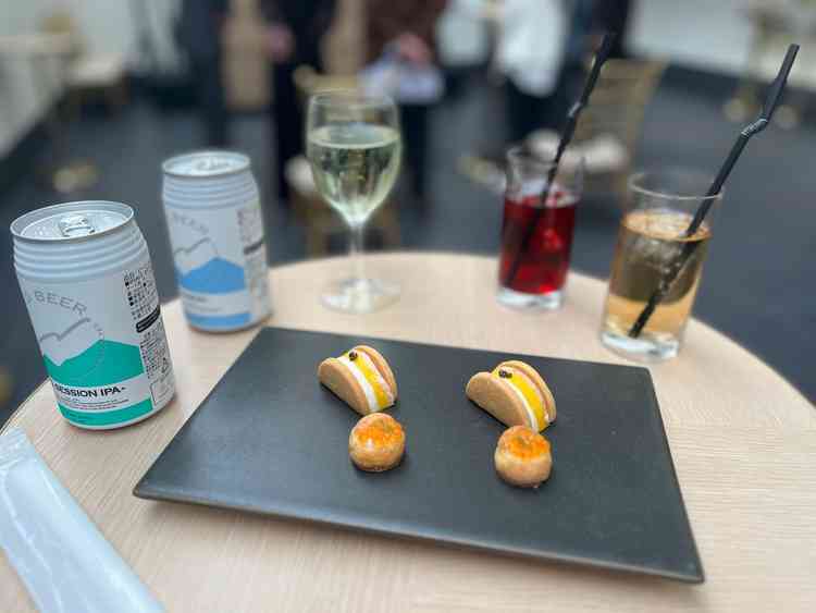 待合のドリンクの種類が豊富、フィンガーフードがお洒落で美味しい