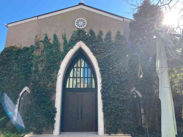 挙式会場正面。蔦の絡まる雰囲気がとっても素敵でした。夜にキャンドルで照らすとさらに雰囲気が出ます