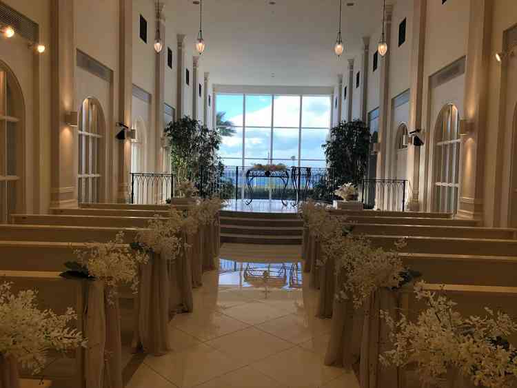 海の見える開放感のあるチャペルだった。