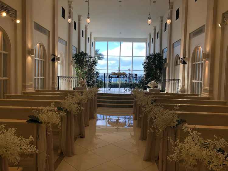 海の見える開放感のあるチャペルだった。