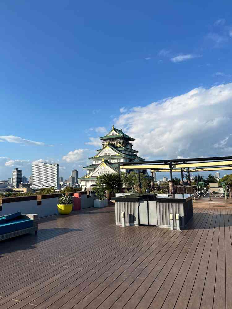 大阪城が見えるロケーションばっちりな屋上。式も出来るそうです。