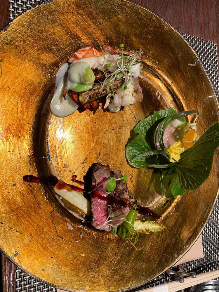 料理の味はとても奥深く、かつ万人に受けるような味付けで満足度が高いです。器へのこだわりも感じました。