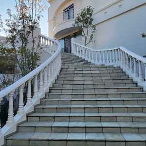 階段の幅が広く、少し湾曲しているので、フラワーシャーをゆったりと行えそうでした。