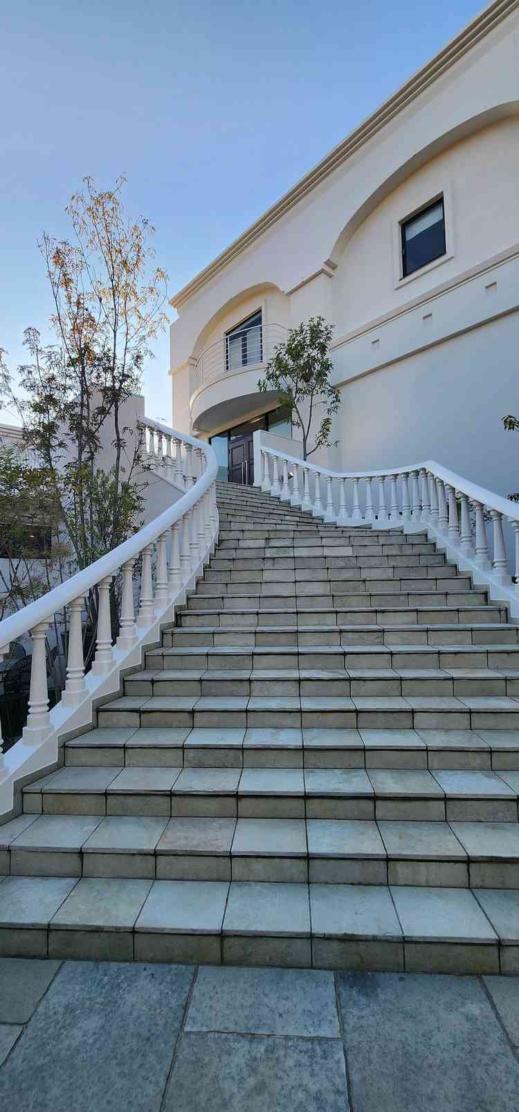 階段の幅が広く、少し湾曲しているので、フラワーシャーをゆったりと行えそうでした。