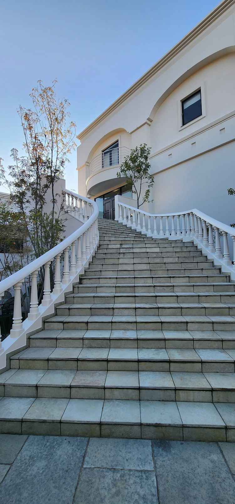 階段の幅が広く、少し湾曲しているので、フラワーシャーをゆったりと行えそうでした。