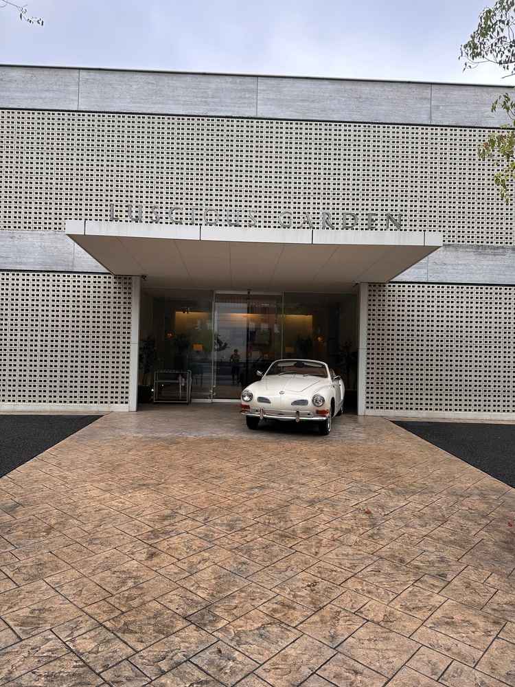 広い玄関に、クラシックカーが停まっていておしゃれな雰囲気